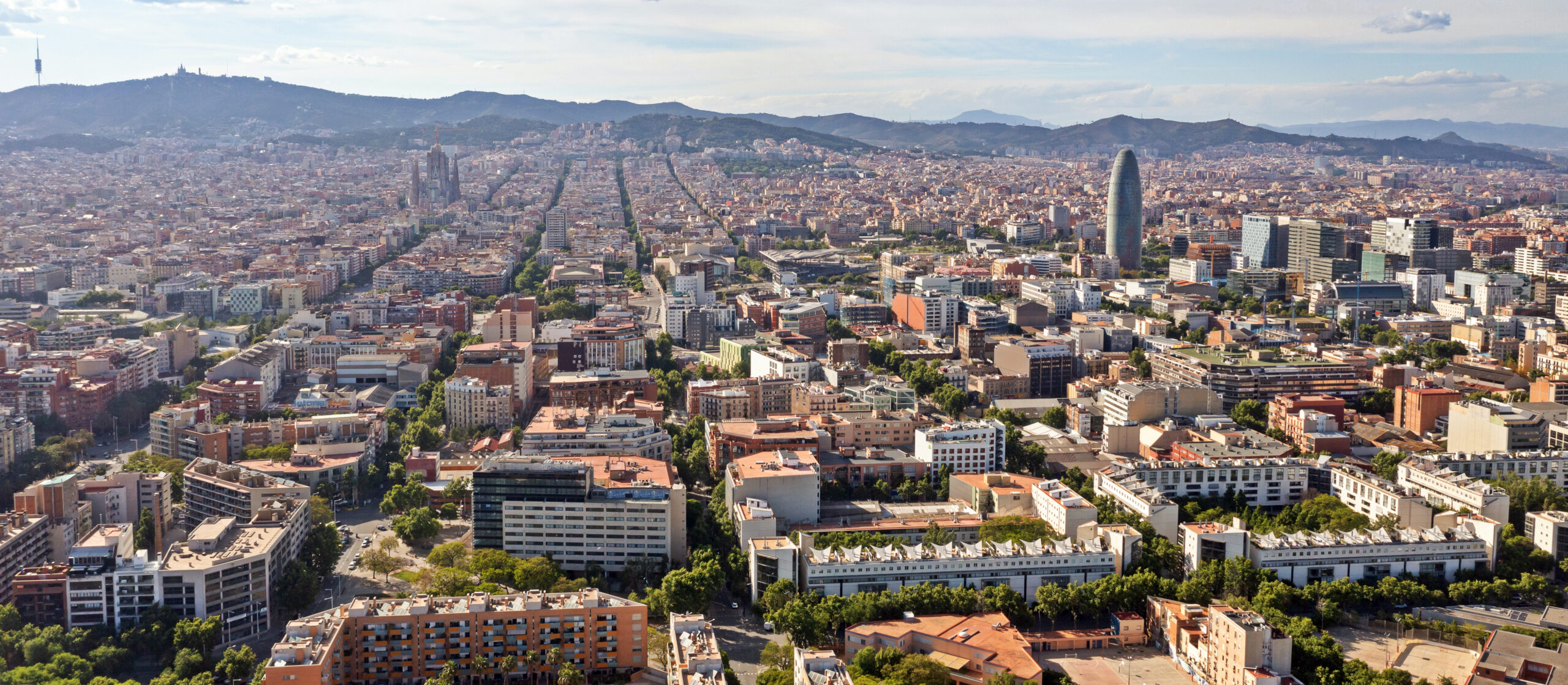 Vista aérea de Barcelona e sua arquitetura única.